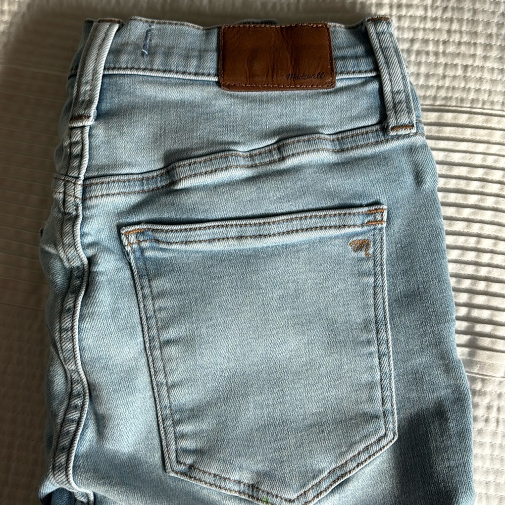 Women’s Madewell jeans size 25 light wash 11”Roadtripper. Like new.